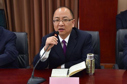 "分管教学的副校长杜东老师以一首《春日》欢迎新大学生们的到来.